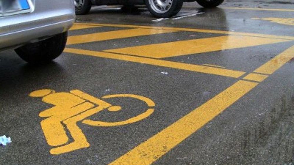 Controlli più rigidi, anche anagrafici, della polizia locale sui contrassegni di parcheggio per disabili