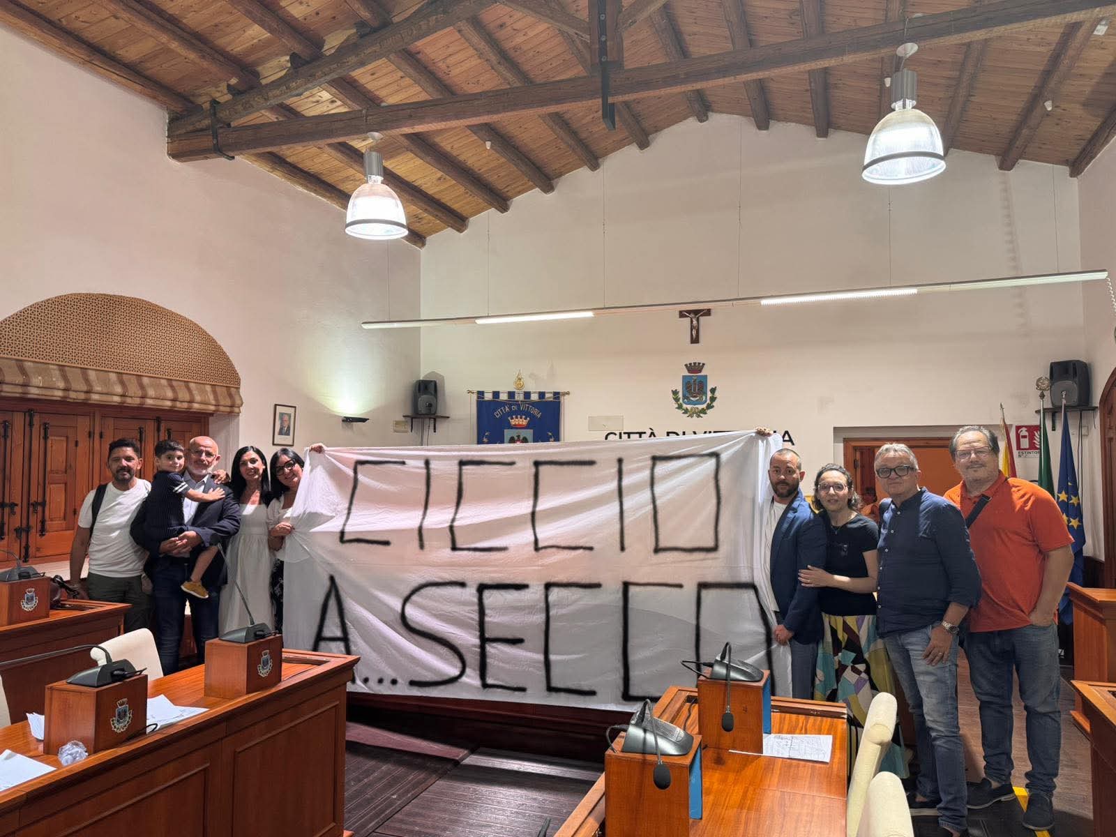 Vittoria: “Ciccio a secco” contro la crisi idrica i consiglieri di FDI occupano l’aula consiliare