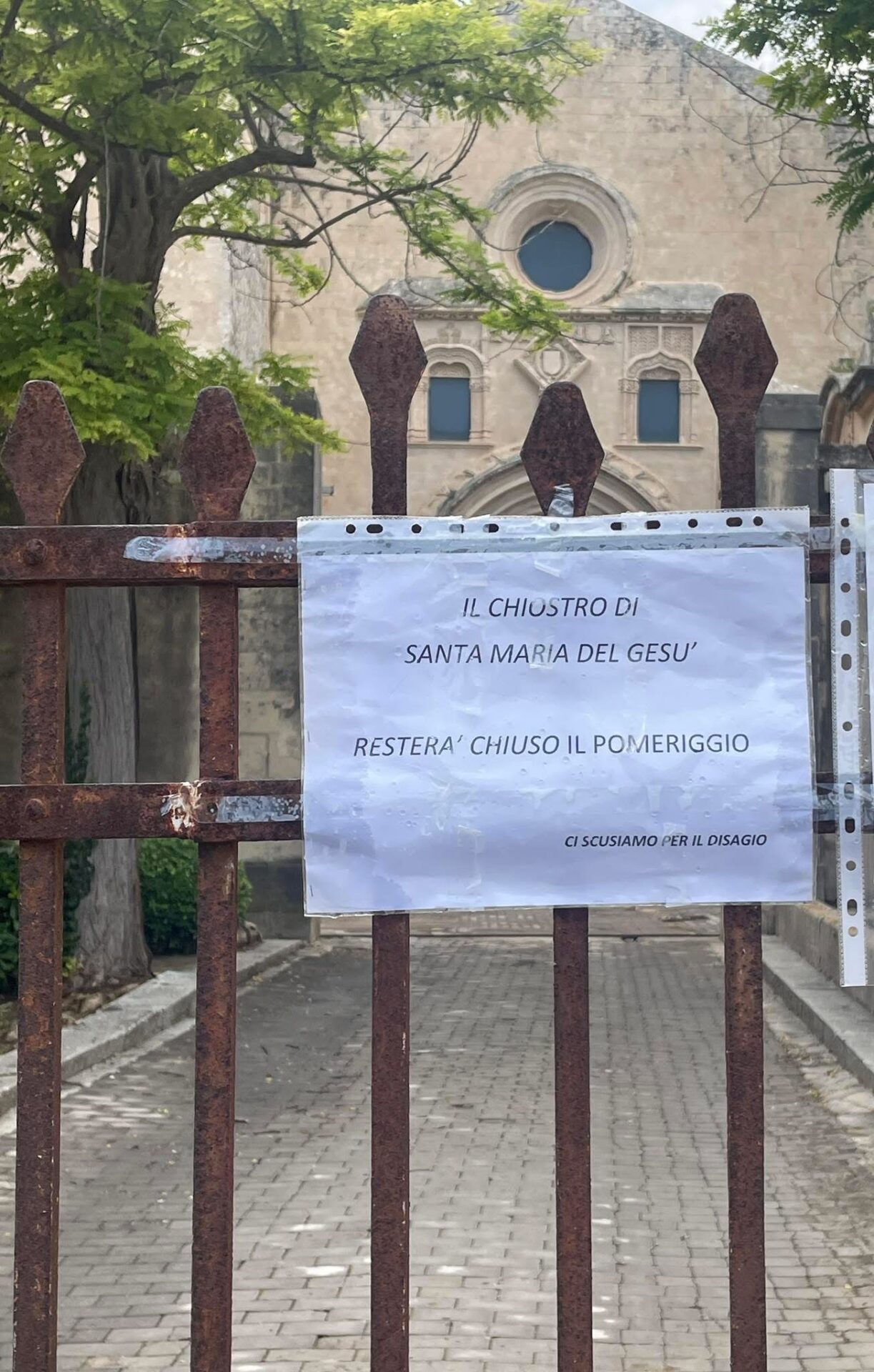 Modica: Chiostro di Santa Maria del Gesù chiuso nel pomeriggio con tanto di scuse