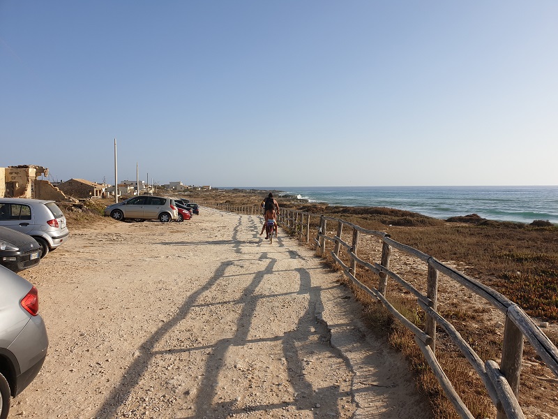 Polizia Locale di Ragusa sequestra presunto stabilimento balneare abusivo a Passo Marinaro