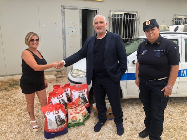 Polizia Locale, un aiuto per il Canile di Giulia, donate confezioni di croccantini e carne