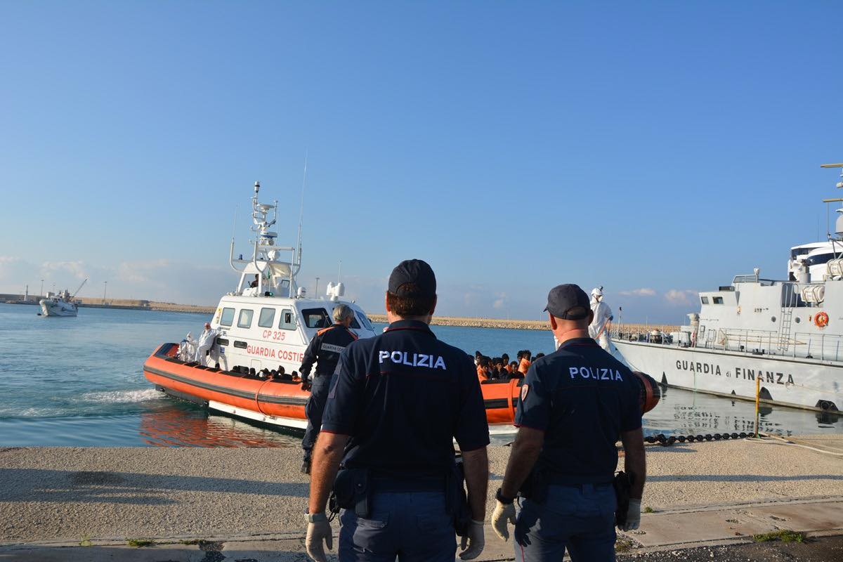 Pozzallo: fermato scafista del Bangladesh, guidava l’imbarcazione con 54 migranti