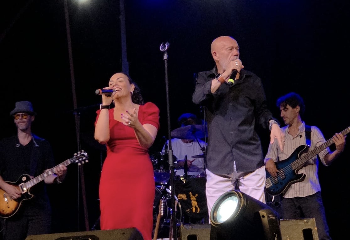Gela: Vela Club, Nadia D’Amato apre il concerto degli Audio 2 e canta con loro “Acqua e sale”