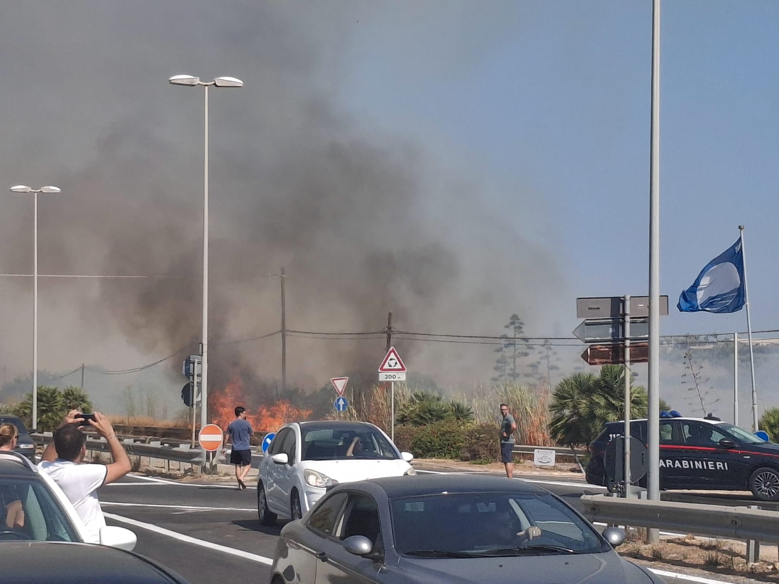 Incendio di vaste dimensioni all’ingresso di Marina di Modica (VIDEO)