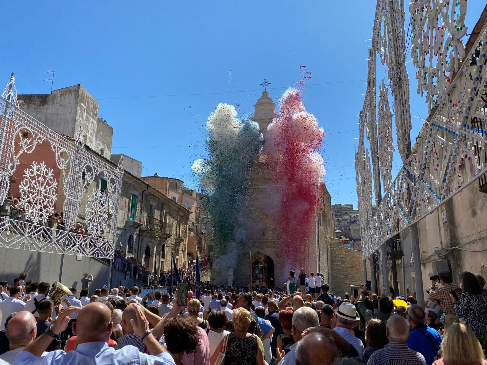 Monterosso e l’Addolorata, sabato è rito della “Scinnuta”, in serata, arriva Pago in concerto