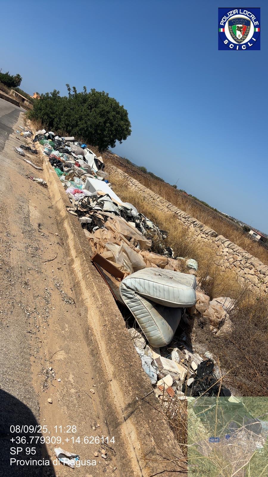 Scicli, abbandono dei rifiuti: cittadino sorpreso, sequestro del veicolo e sospensione della patente