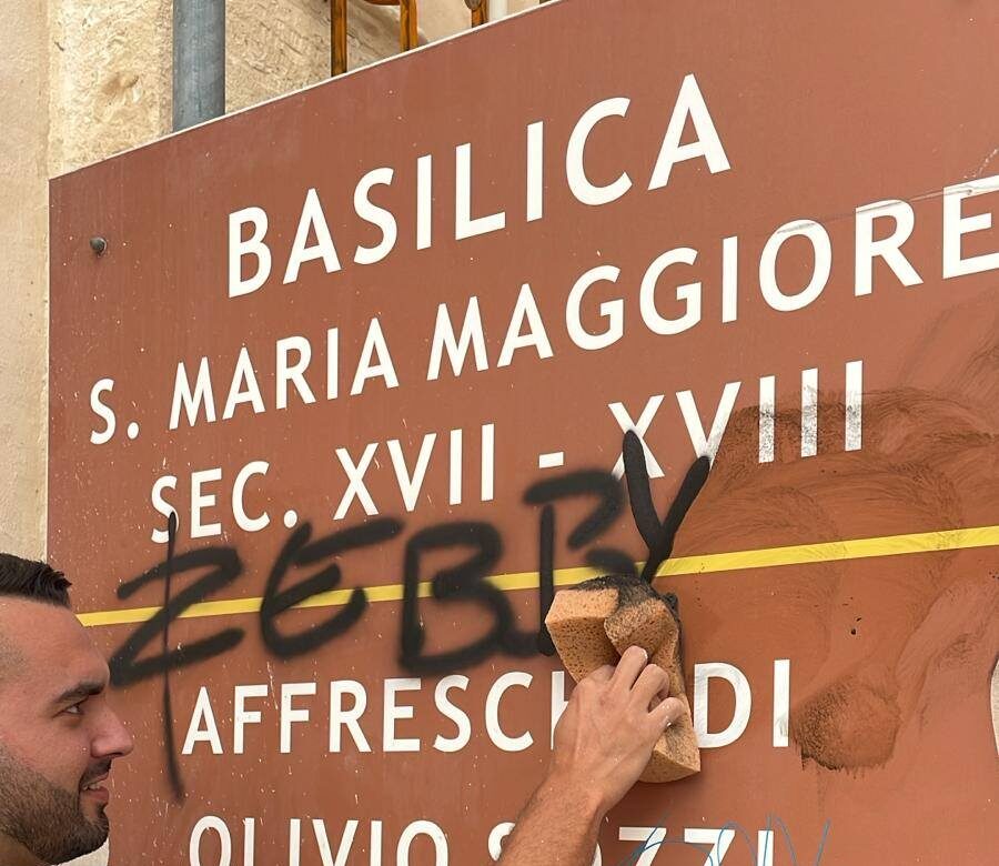 I giovani dei “Fazzoletti Rossi” di Ispica puliscono il cartello nella Basilica di Santa Maria Maggiore