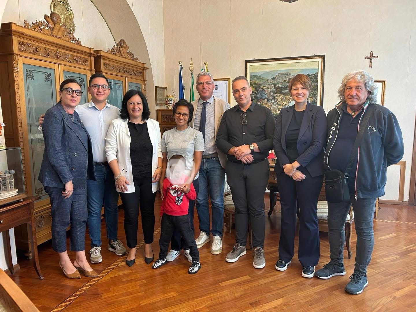 Solidarietà a Ragusa: il Libero Consorzio accoglie la famiglia del piccolo Zayel