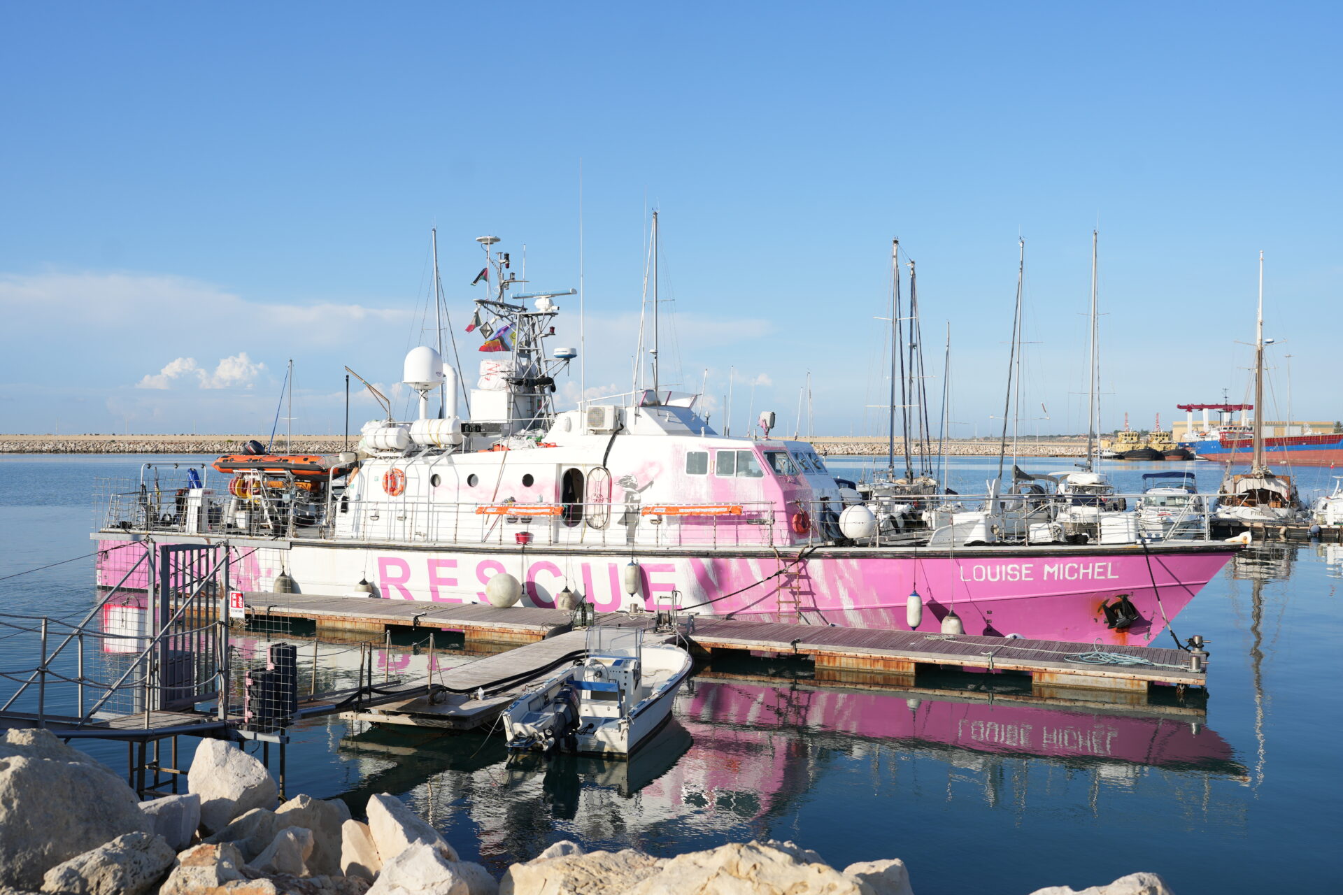 Al Porto di Pozzallo, la nave in rosa dell’artista Banksy, ieri ha salvato 69 migranti