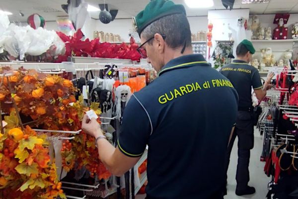 Articoli non conformi per la festa di Halloween, la GdiF sequestra 5.500 articoli in provincia