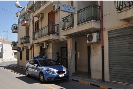 Lite in casa degenera: interviene la Polizia, 26enne si scaglia contro gli agenti