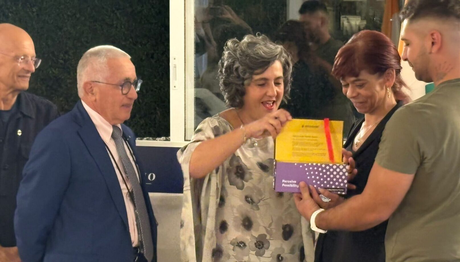Ragusa, il Lions Club Host dona occhiali smart a una donna ipovedente