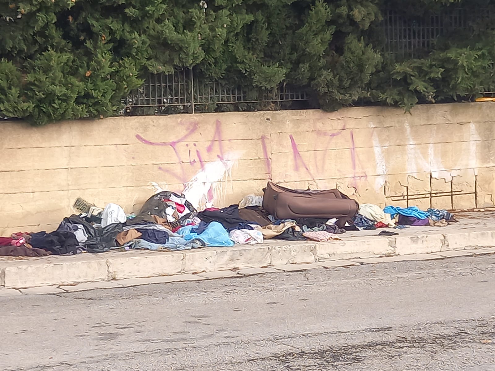 Ragusa sommersa da micro discariche di vestiti. “Città in degrado, e Comune che guarda”