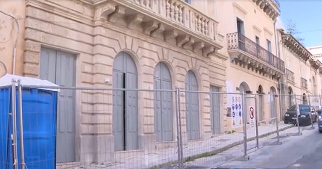 Sipario aperto sul caos: il teatro Concordia diventa il set dello scontro politico ragusano
