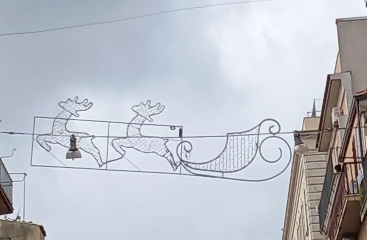 Un Natale da 10 mila euro: provincia illuminata a colpi di mini-bonifici