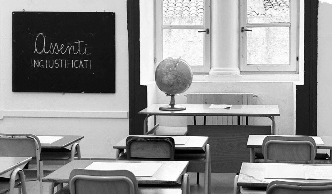 Modica, l’aula degli “Assenti ingiustificati”: l’installazione di Rosa Cerruto all’Ist. Ciaceri