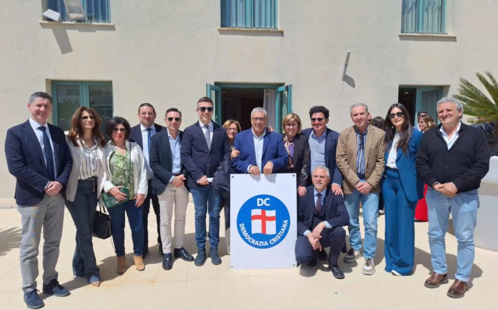 Silenzio sulla richiesta di dimissioni di Celestri e Giampietro, a Pozzallo parlano i social
