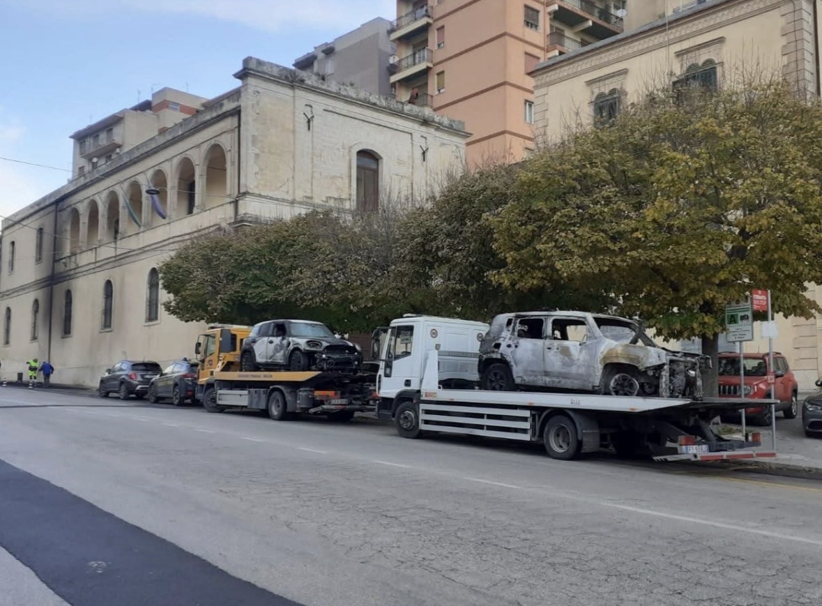 Auto della Finanza incendiate: il territorio si stringe attorno alle forze dell’ordine