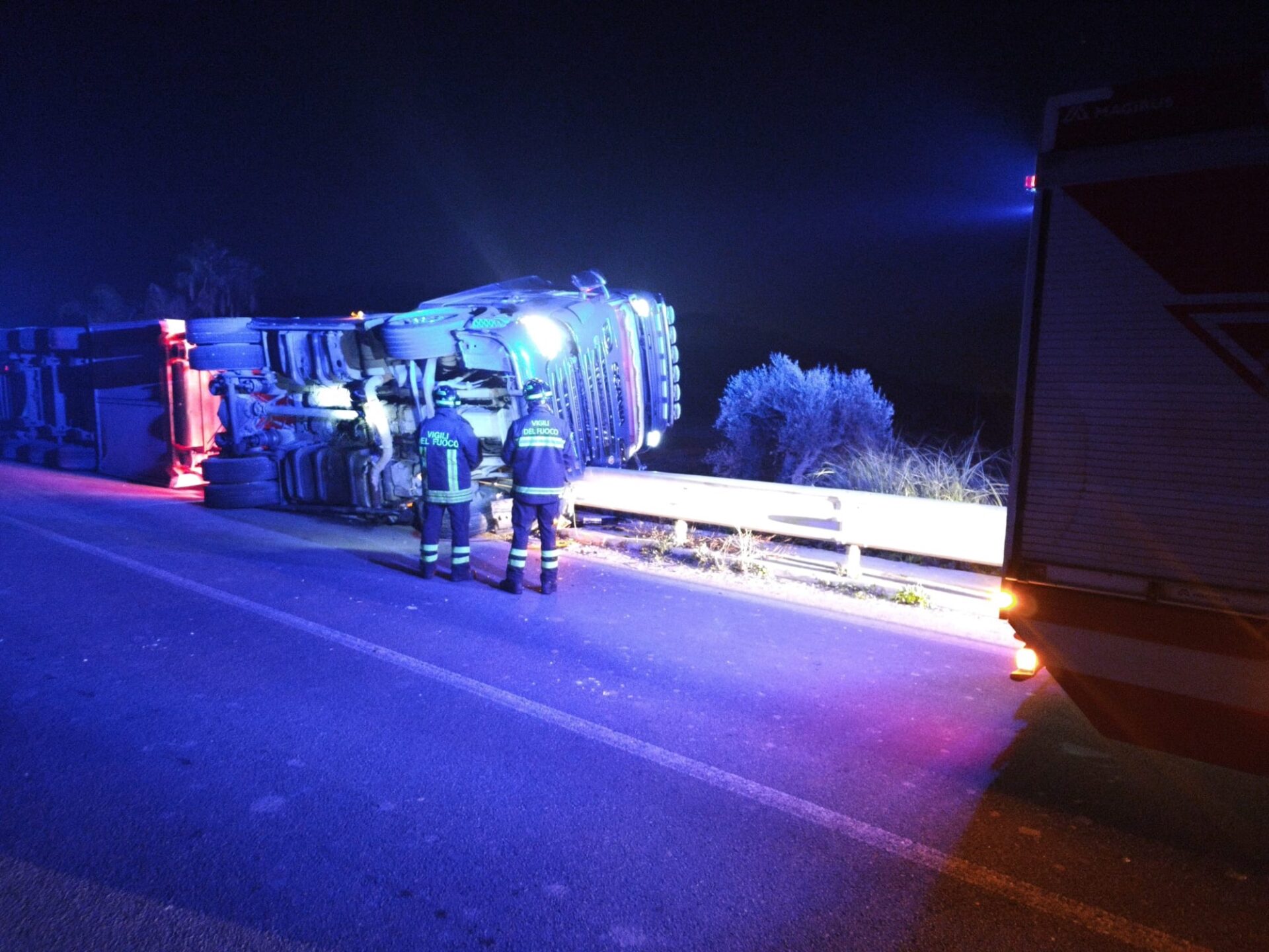 Tir carico di ortaggi si ribalta tra Ispica e Pachino, autista miracolato