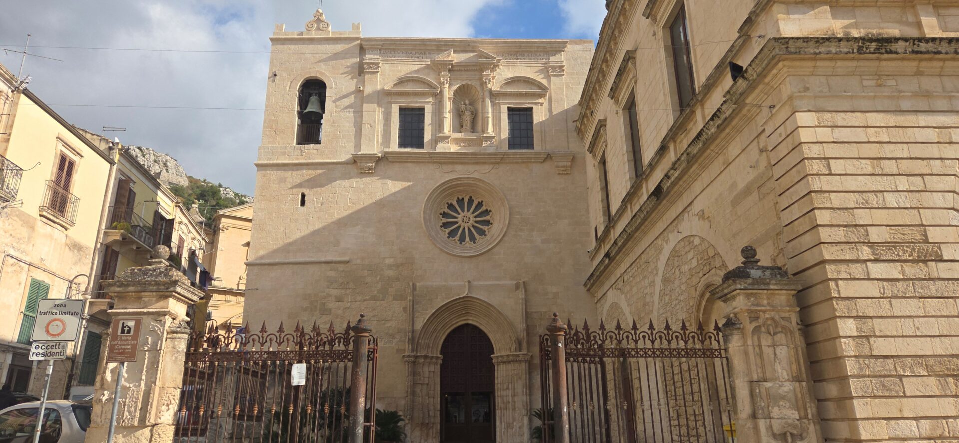 Il Carmine “ripulito”, a Modica si racconta il restauro della facciata