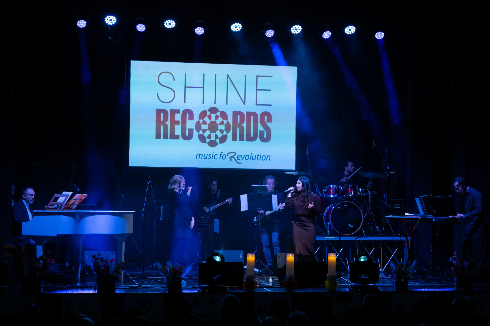 Shine illumina il Teatro Perracchio: mille emozioni nella serata dedicata ad Emergency