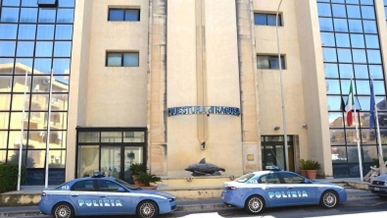 Foto intime e minacce di morte, incubo per una donna: scatta il fermo