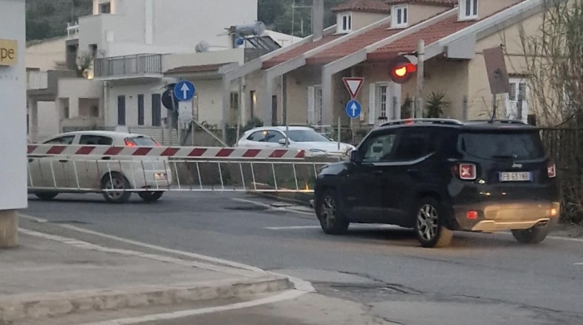 Auto intrappolata sui binari a Scicli, cittadini chiedono controlli