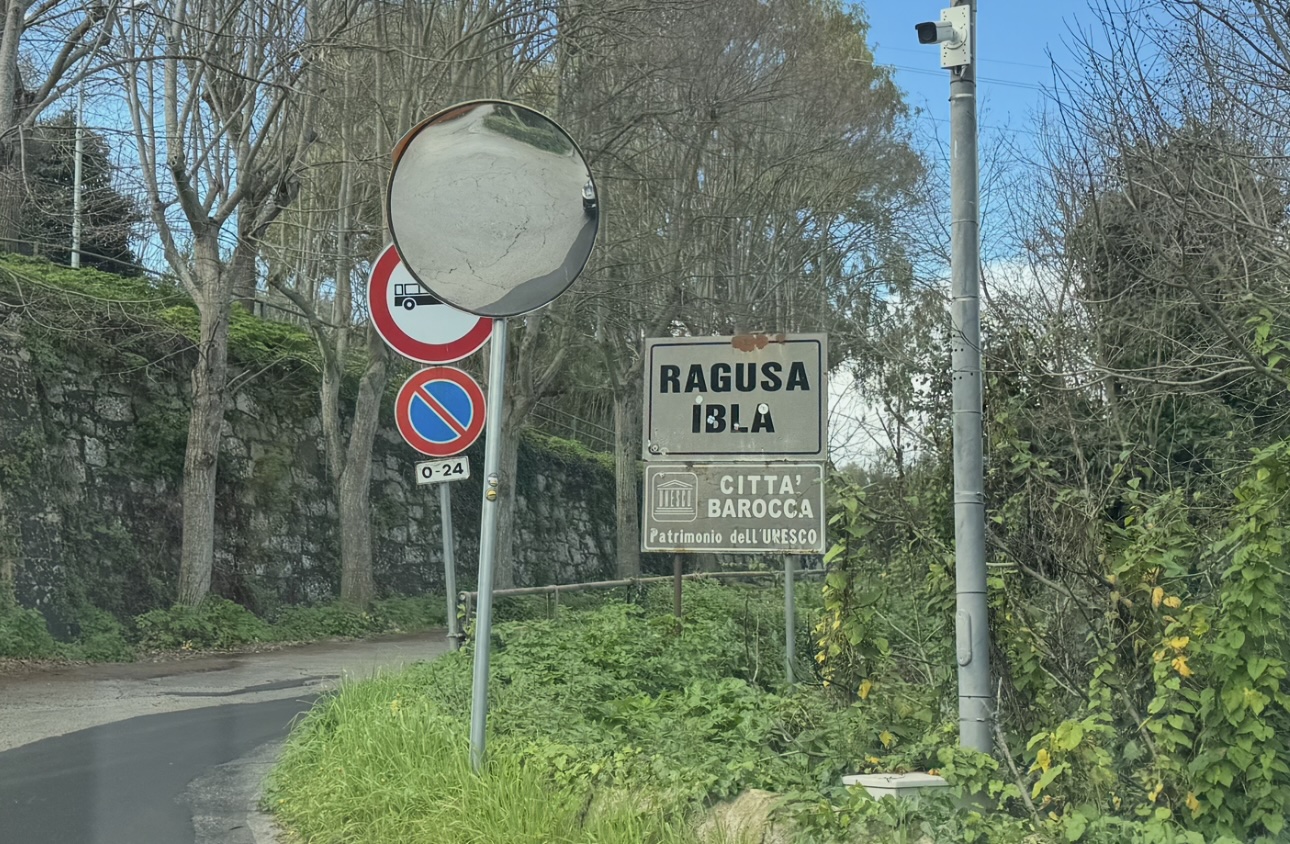 A Ibla il benvenuto lo da un cartello arrugginito e bucato