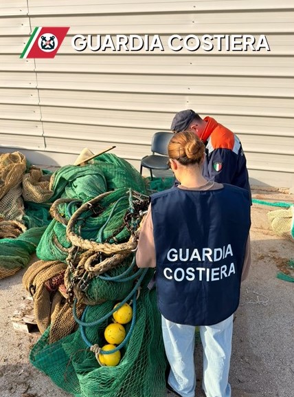 Pesca a strascico sotto costa, Guardia Costiera di Pozzallo sequestra reti del peschereccio