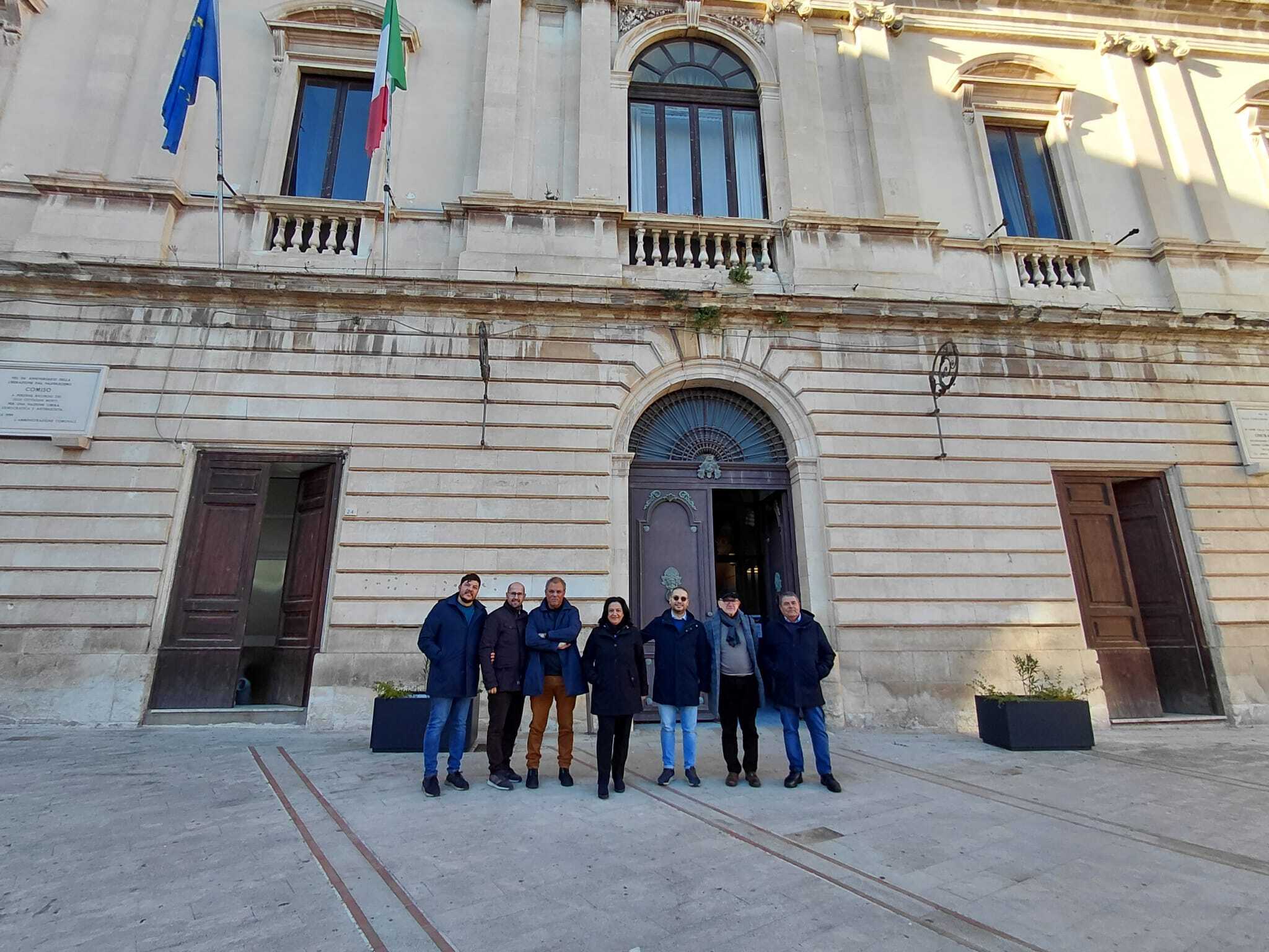 Comiso, consegnati i lavori per il rifacimento della facciata del Municipio