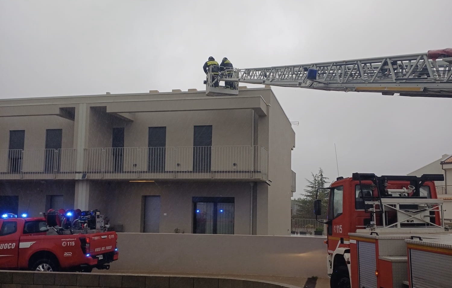 Maltempo a Marina di Ragusa, lamiere volano e ristorante danneggiato