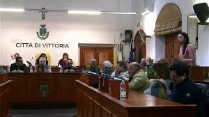 Vittoria, Bascietto di nuovo nel mirino: “Colpito il giornalista, rinviati i problemi della città”