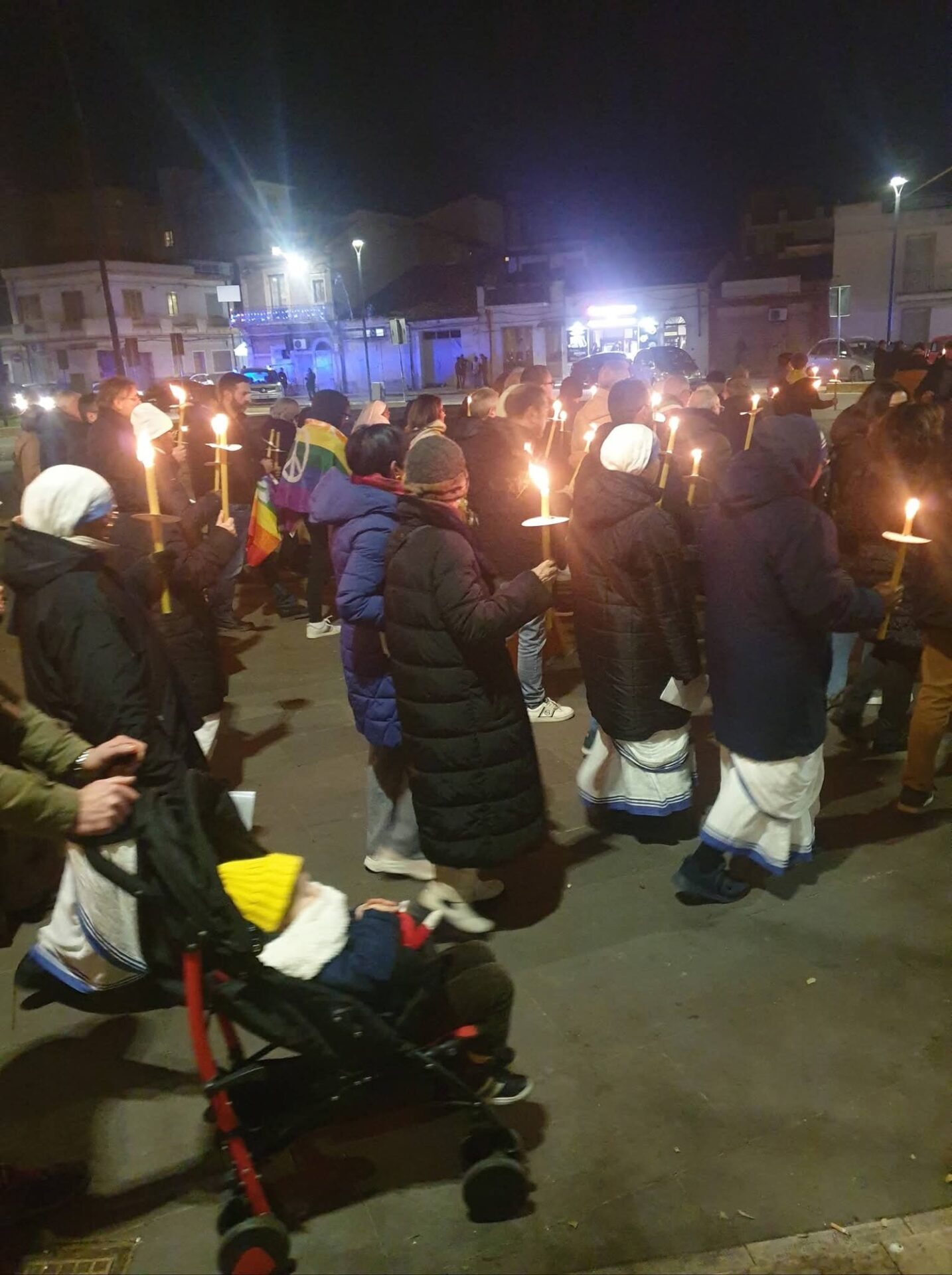 Marcia per la pace, ieri sera il corteo ha attraversato Vittoria