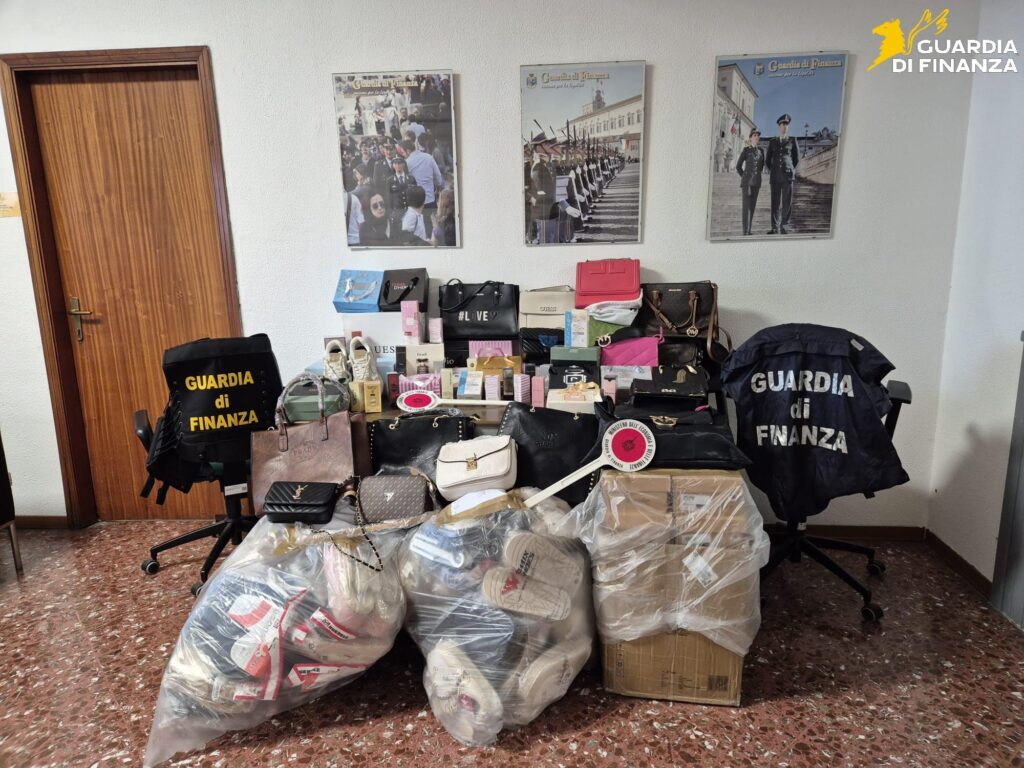 Pozzallo, il “mercatino del falso” corre sui social: blitz della Finanza durante una diretta Facebook