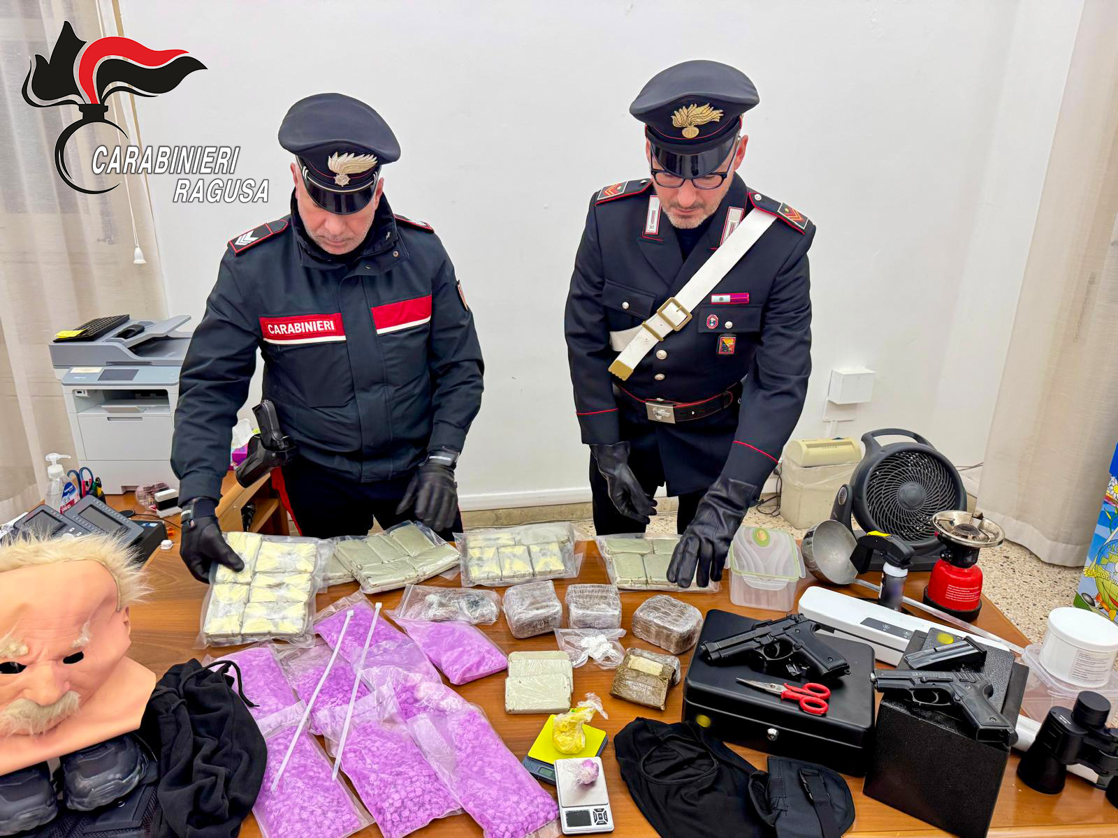 Ragusa, 28enne albanese  con sostanza stupefacente e due pistole: arrestato