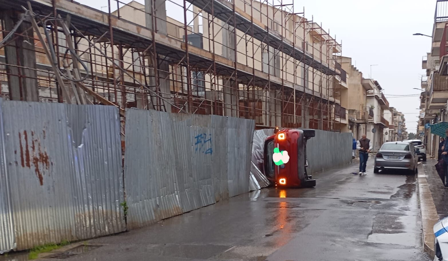 Vittoria, incidente in via San Martino, Fiat 500 contro una recinzione