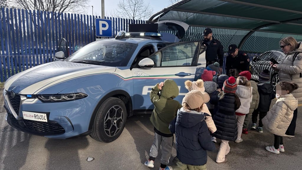 I bambini della scuola Allegrodì in visita alla Questura di Ragusa