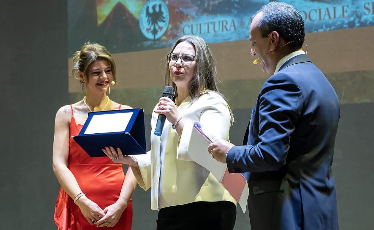 Valentina Raffa trionfa al Premio Sicilia con il suo “Assurdo ma vero”