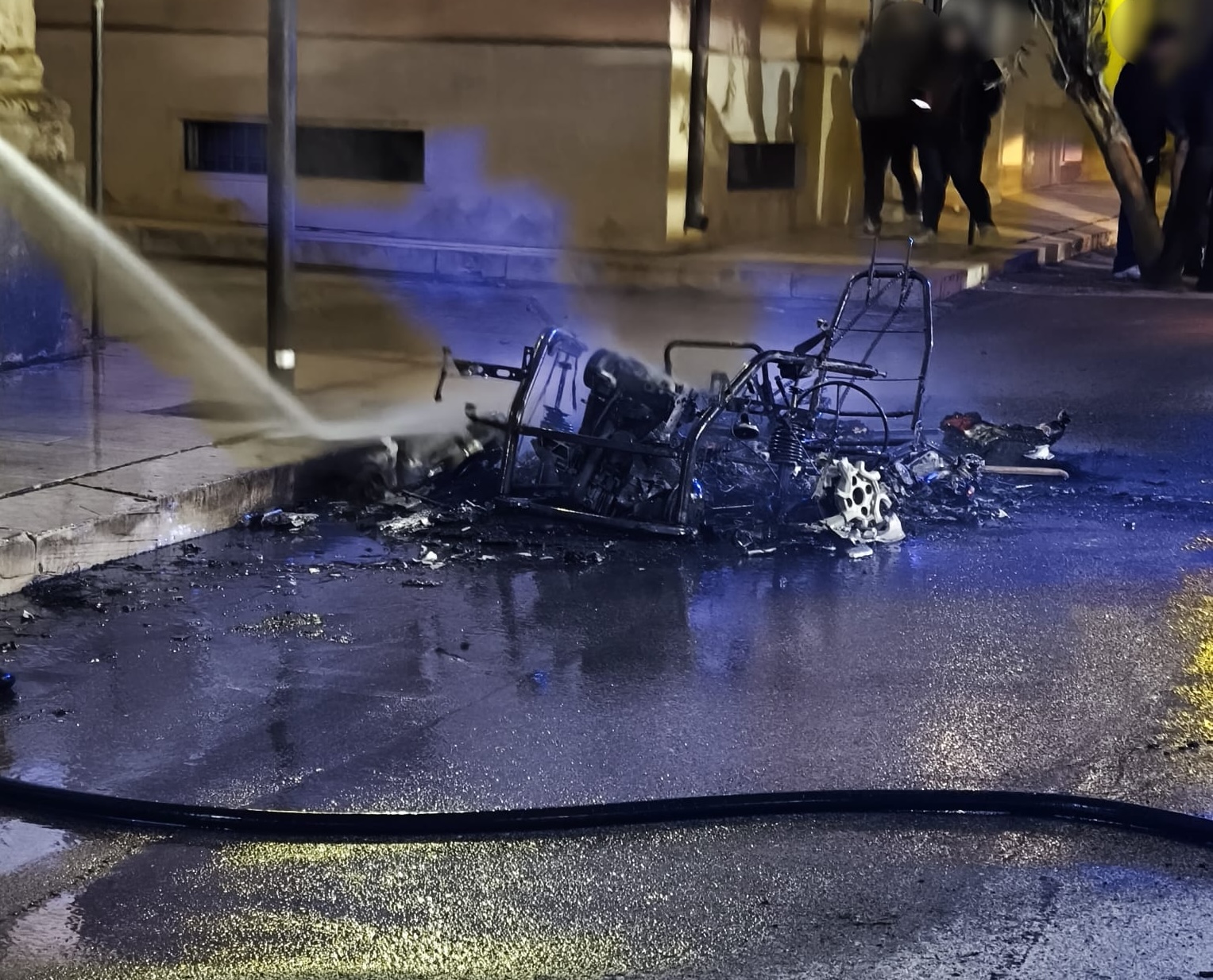 Acate, paura in via Roma: minicar in fiamme, salvo un minorenne
