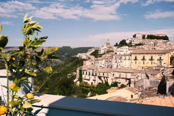 Il Val di Noto scopre il turismo di lusso mentre a Ragusa spariscono le case per residenti