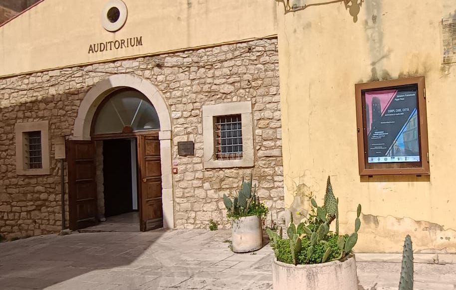 “Corpi, case, città”: l’abitare in mostra a Comiso con opere di Salvatore Fratantonio e Pippo Pace