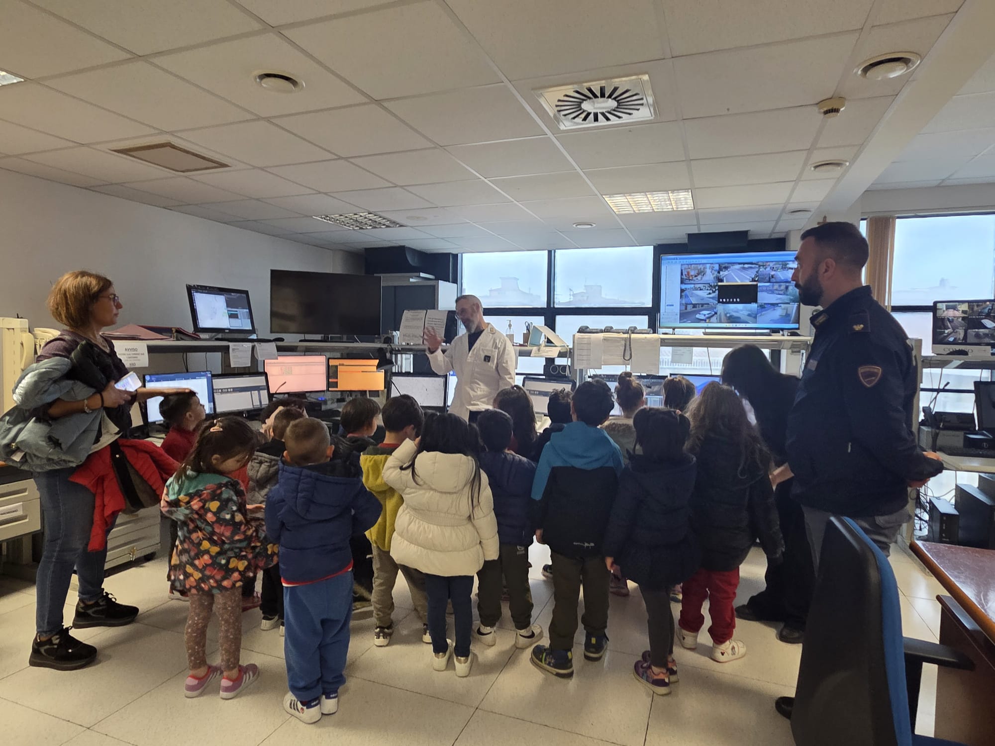 Sirene, radio e impronte digitali, la giornata speciale dei bimbi alla Questura