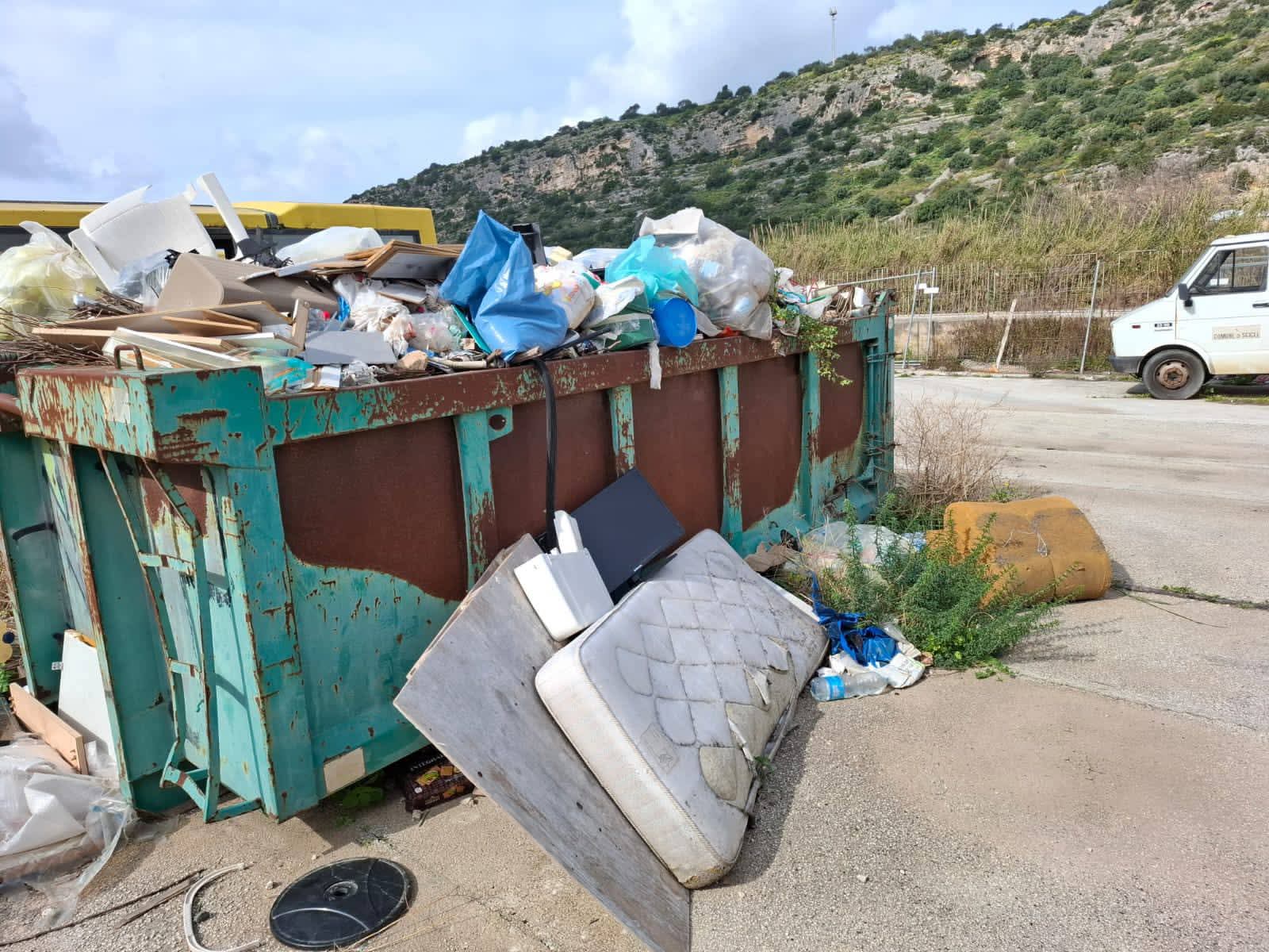 Scicli, un cittadino denuncia lo stato dell’autoparco comunale
