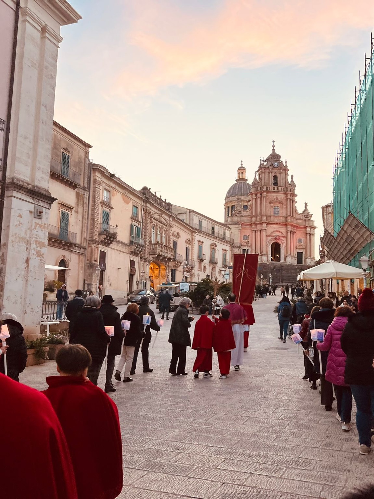 Pasqua a Ibla le Confraternite animano le viuzze delle città antica