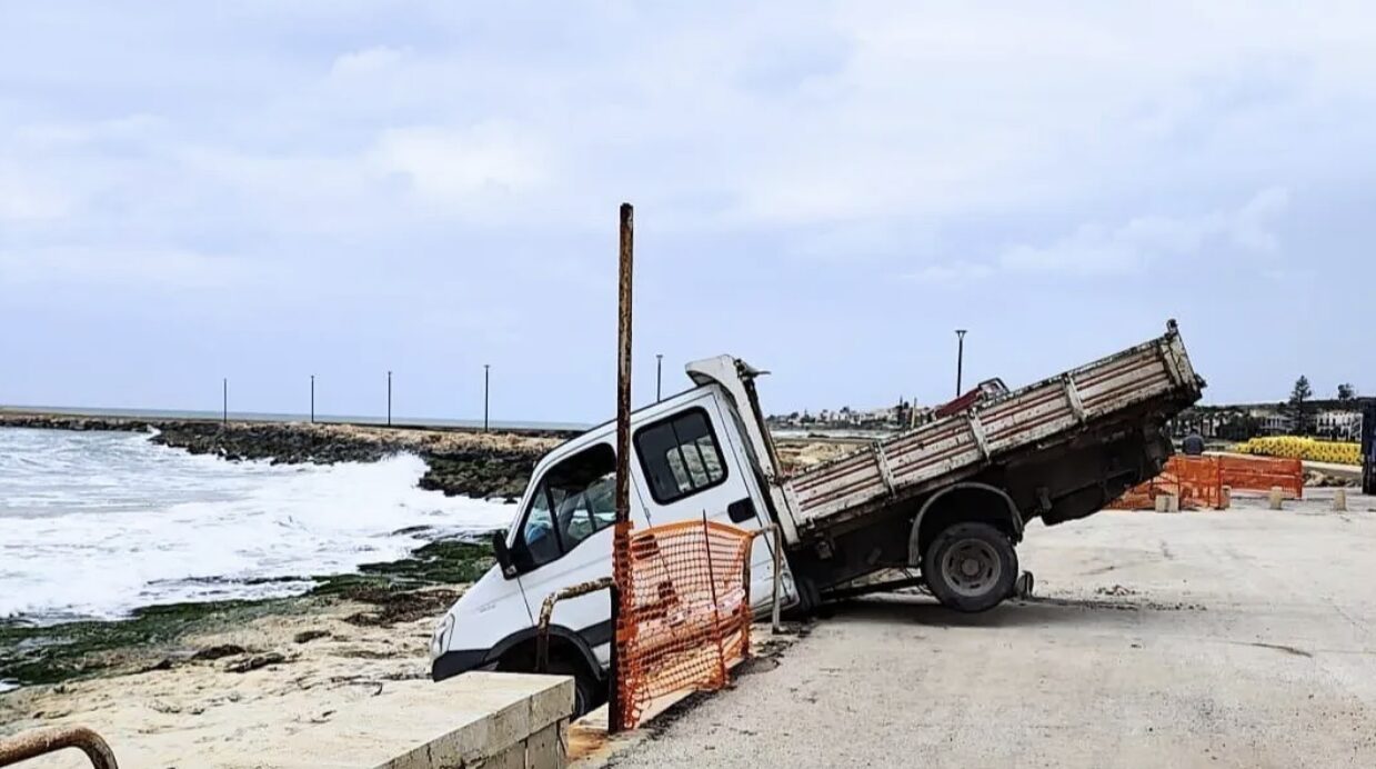 Furgone finisce sulla scogliera di Donnalucata, incidente di percorso sul lungomare