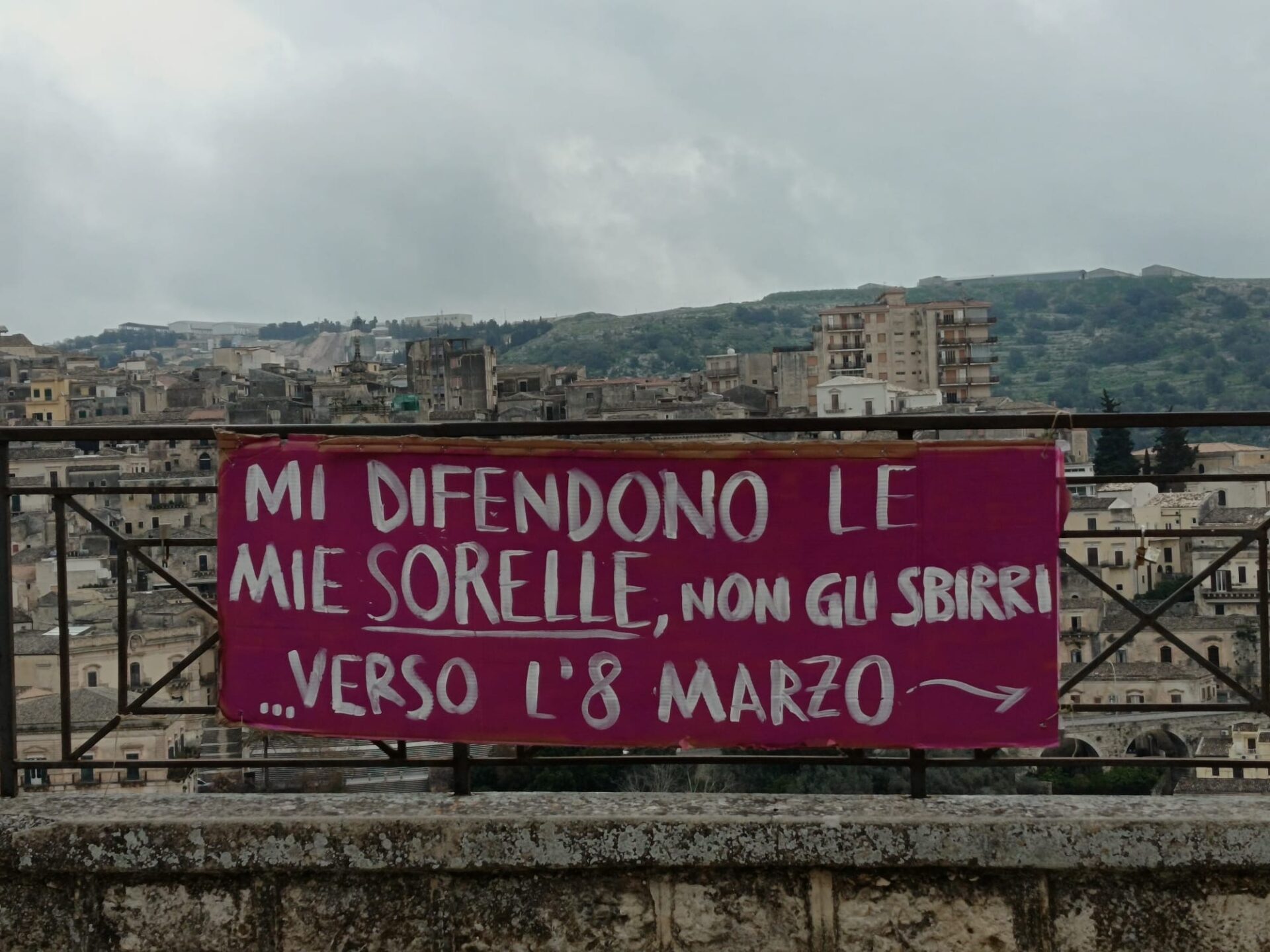 Modica, striscione provocatorio al Belvedere per l’8 marzo contro la violenza sulle donne
