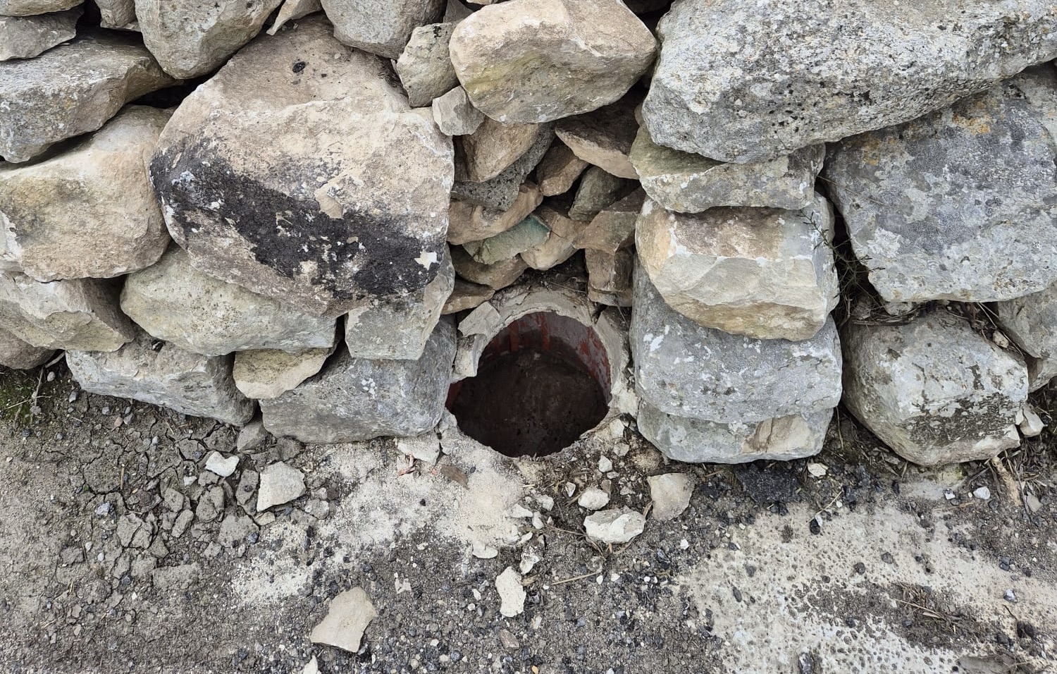 Modica, pali prima installati e poi rimossi, buche, insegne pericolose: un cittadino segnala (foto)