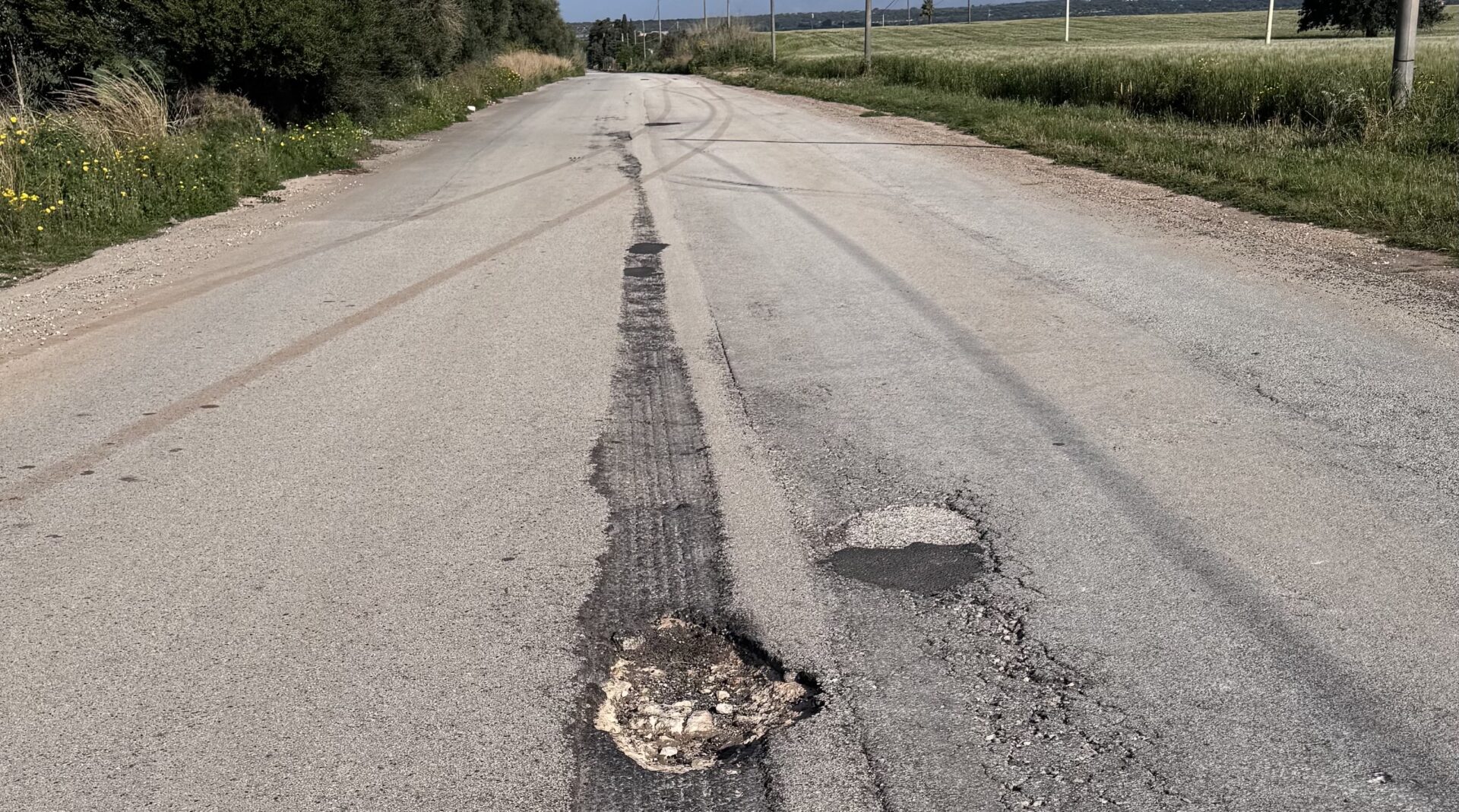 Vecchia provinciale Modica-Mare, strada al buio e buca pericolosa
