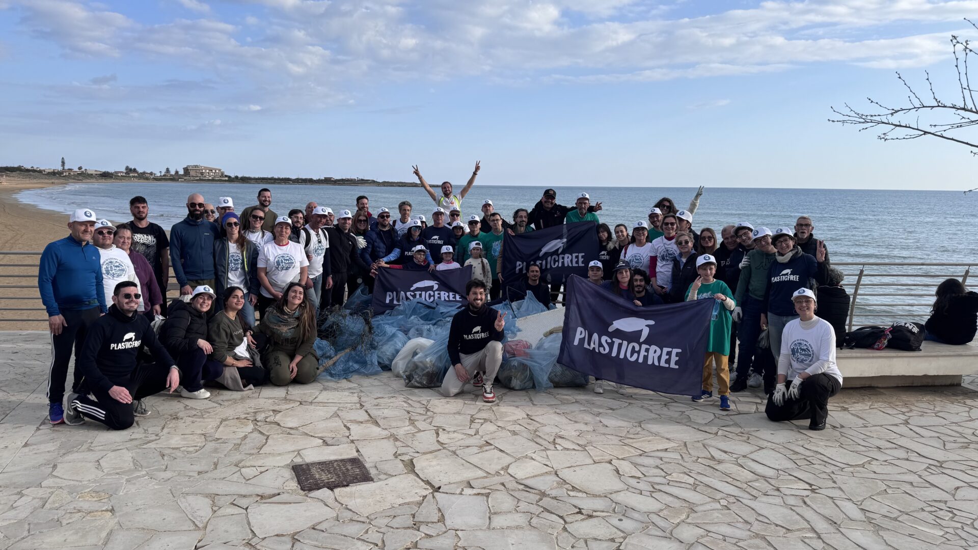 Marina di Modica, il clean up mobilita la comunità (foto e video)