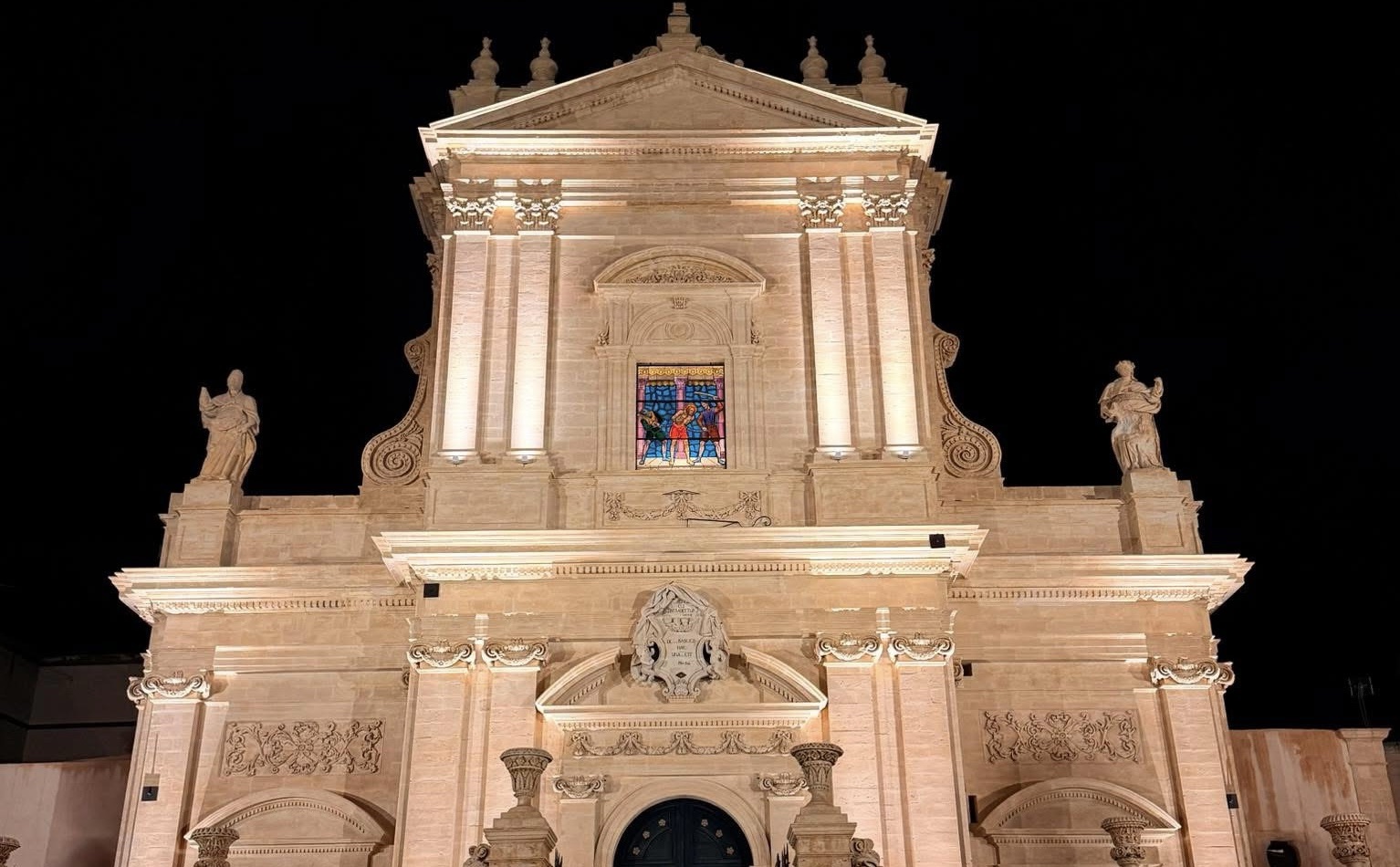 Ispica, illuminata artisticamente anche la facciata della Basilica della SS. Annunziata